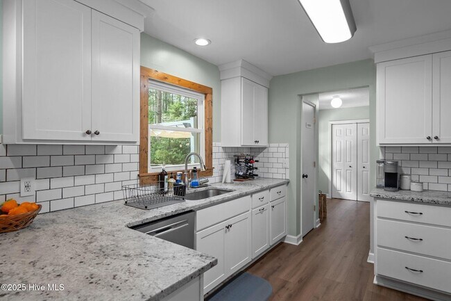 Building Photo - 185 Pine Ridge Dr
