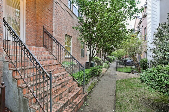 Building Photo - 5812 La Vista Dr