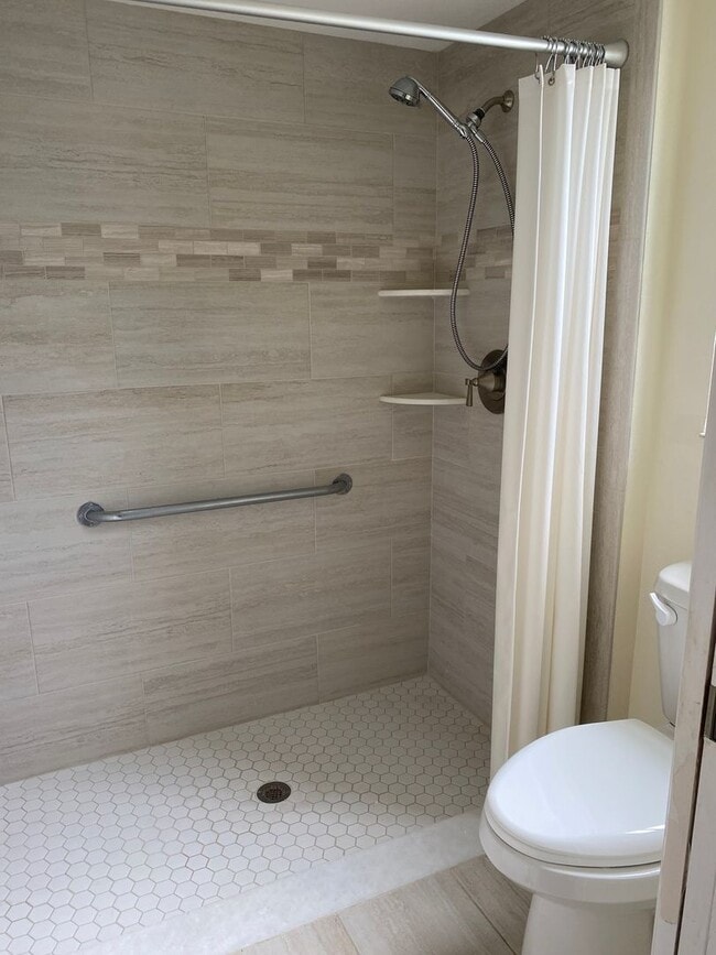 Building Photo - Spacious 3  Bedroom plus Den 3.5 baths 2 c...