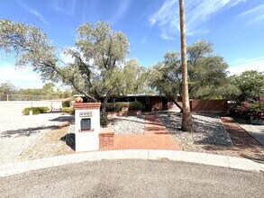 Building Photo - Eastside home with privacy on cul-de-sac