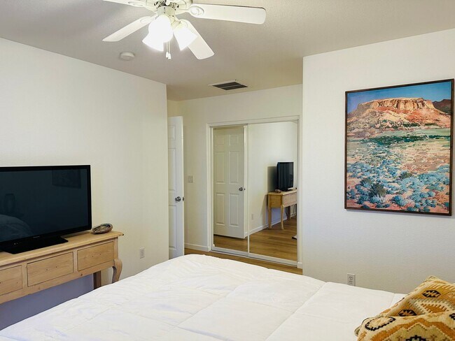 Building Photo - WINTER VACATION RENTAL Fully Furnished 3BD/2BA Bullhead City, AZ in Sunridge Estates
