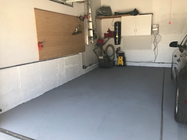 Garage parking - 8379 Sycamore Tree Cove