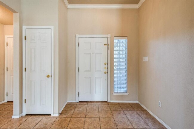 Building Photo - 706 Lakeview Dr