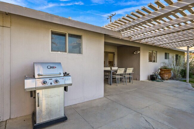 Building Photo - 77530 California Dr