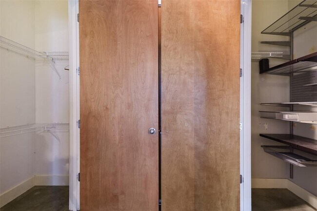 Building Photo - 800 W 5th St