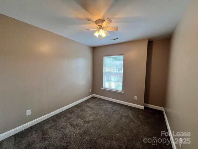 Building Photo - 142 Silverspring Pl