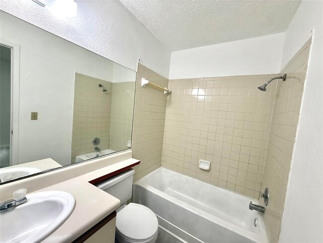 Building Photo - 403 Country Aire Dr