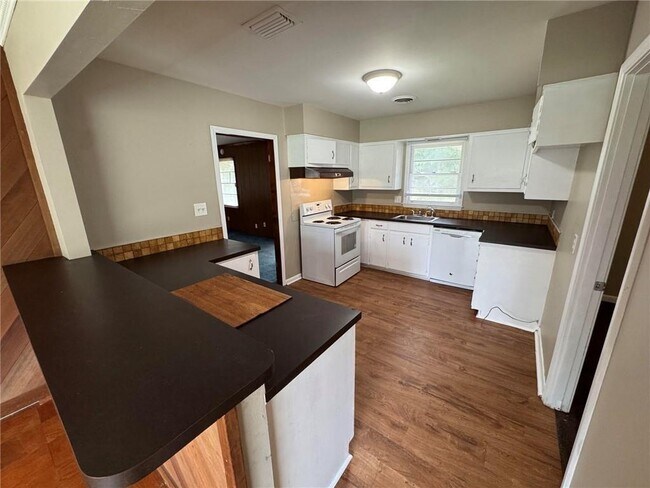 Building Photo - 5855 Woodvale Dr