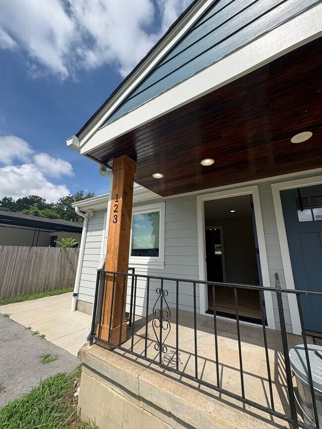 Building Photo - 123 Sequoia Dr