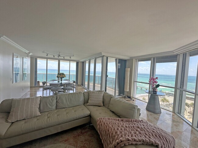 Building Photo - Stunning furnished 3-bedroom, 3-bathroom c...