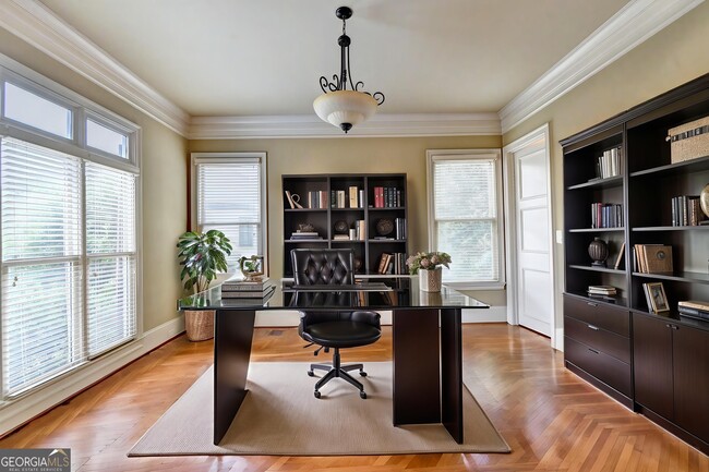 Building Photo - 8920 Doral Dr