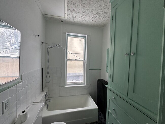 Building Photo - 405 N Queen Ave