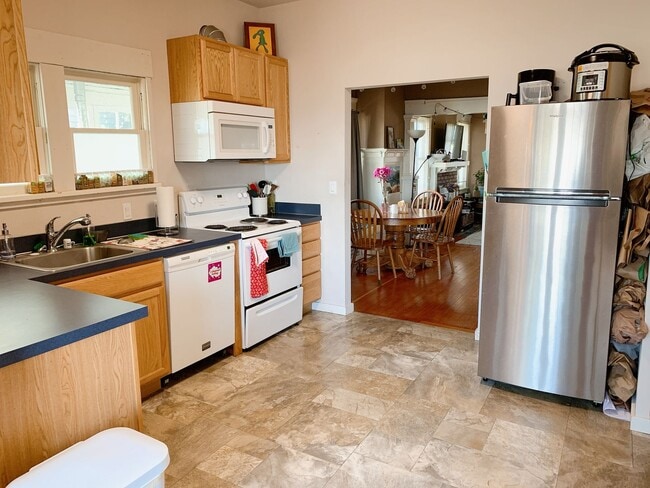 Building Photo - 1021/1023 High St