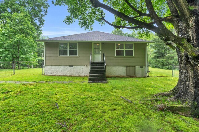 Building Photo - Historic Charmer on Signal Mountain!