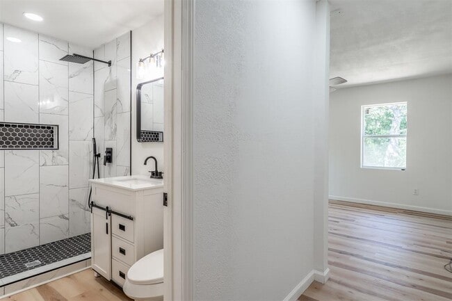 Building Photo - 1421 NE 8th St