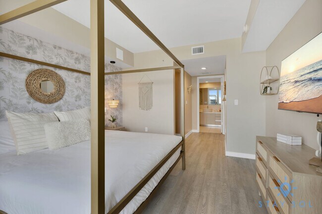 Building Photo - 2602 E Hallandale Beach Blvd