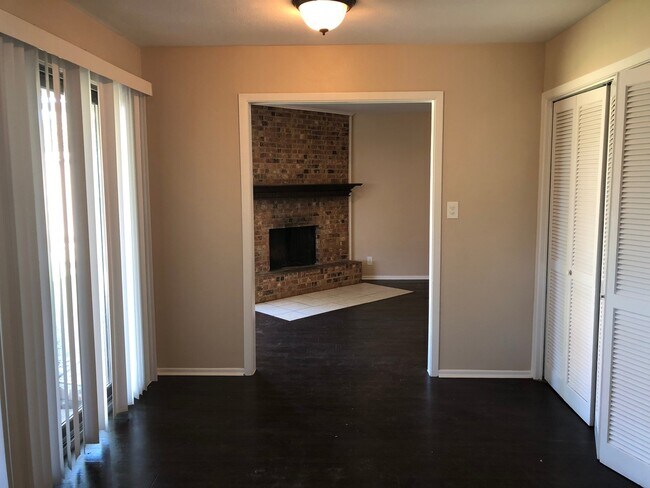 Building Photo - 3 Bedroom / 2 Bath / 2 Car Garage in Quiet...
