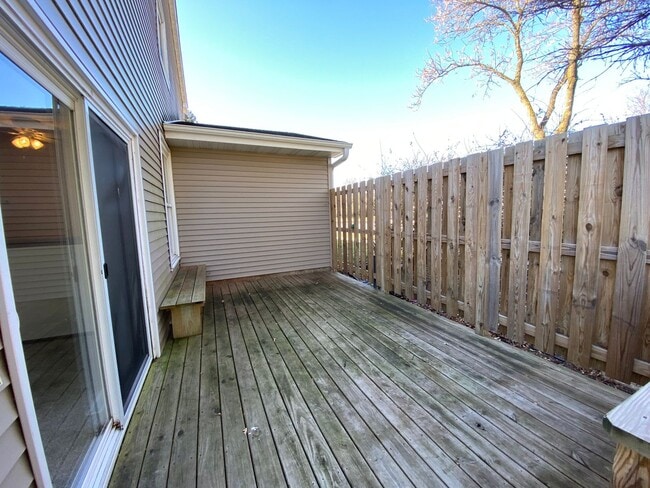Building Photo - Easy commute to Downtown, West - 3 bedroom, 1.5 bath duplex with yard, garage