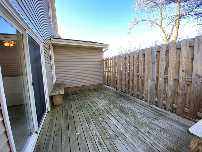 Building Photo - Showings this weekend! Partially fenced yard, garage, 3 bedroom