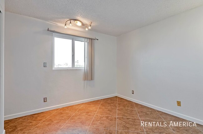 Building Photo - Availabe now 1 bed 1 bath