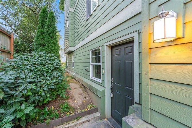 Building Photo - Modern Townhome Near the Willamette River