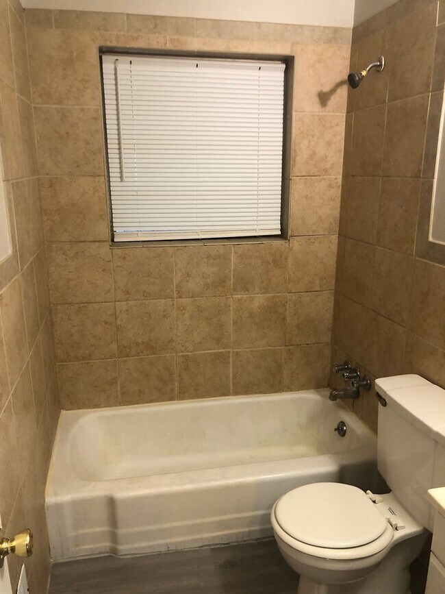 Building Photo - 5720-5722 Londonderry Duplex