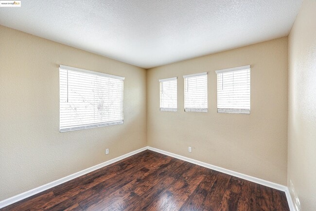 Building Photo - 220 Whispering Oaks Ct