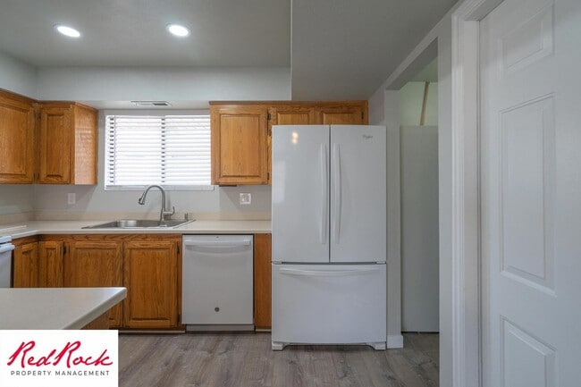 Building Photo - Remodeled 2 Bedroom Townhome. Pet Friendly!