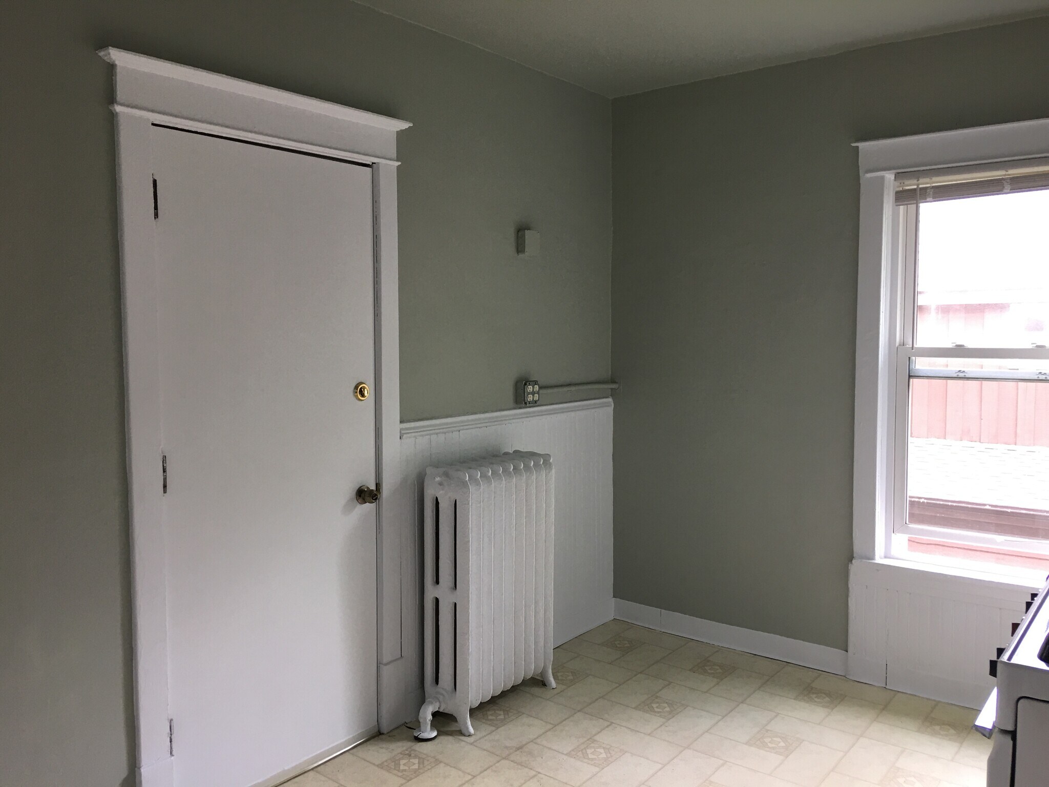 Building Photo - 526 E 7th St