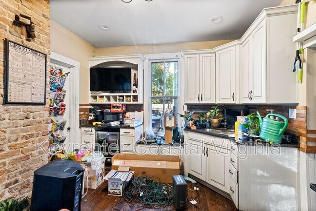 Building Photo - 338 Main St