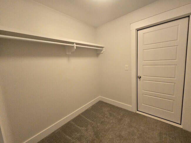 Building Photo - End Unit 3/3.5 Townhome w/ Community Pool!