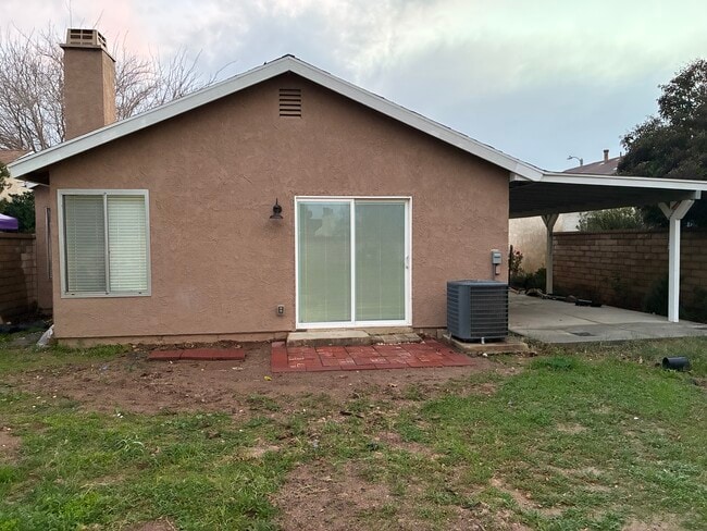 Building Photo - 2701 Juniper Dr