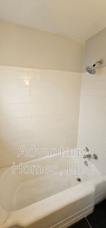 Building Photo - 612-614 E 63rd Terrace