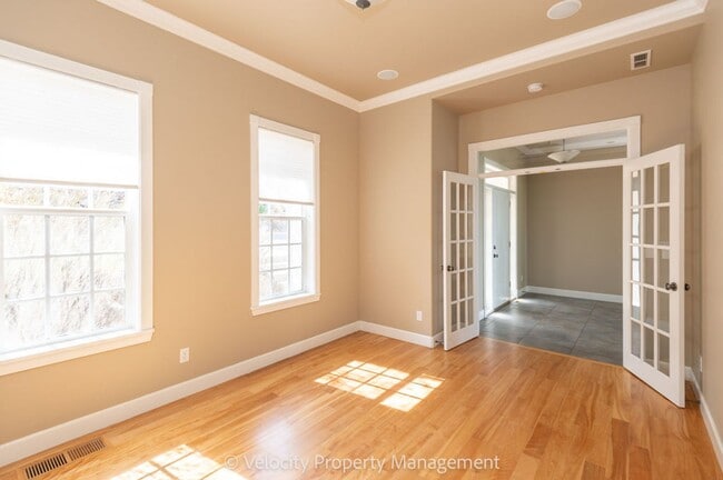 Building Photo - Awbrey Butte Home with Views!