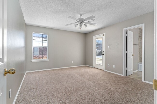 Building Photo - 5802 Park Valley Cir