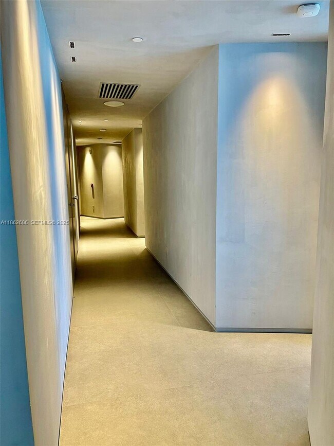 Building Photo - 18555 Collins Ave