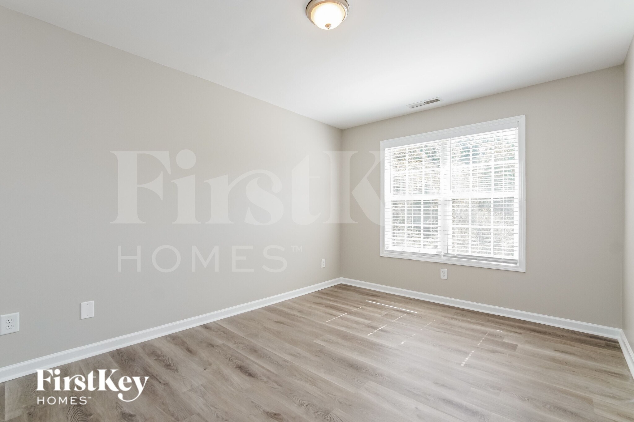 Building Photo - 925 Troubadour Ln