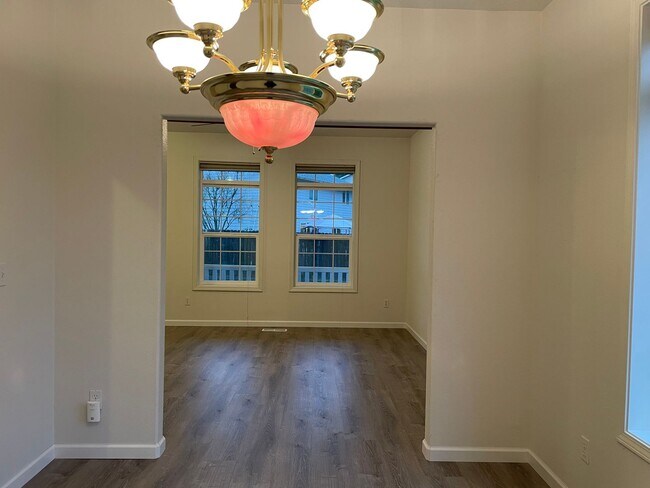 Building Photo - FANTASTIC 4 Bed 2.5 Bath Home in Salmon Creek! HUGE side yard and back yard! Extra large private ...