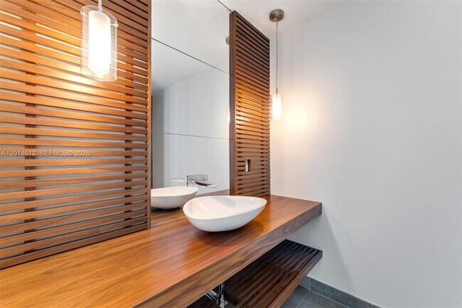 Building Photo - 5959 Collins Ave