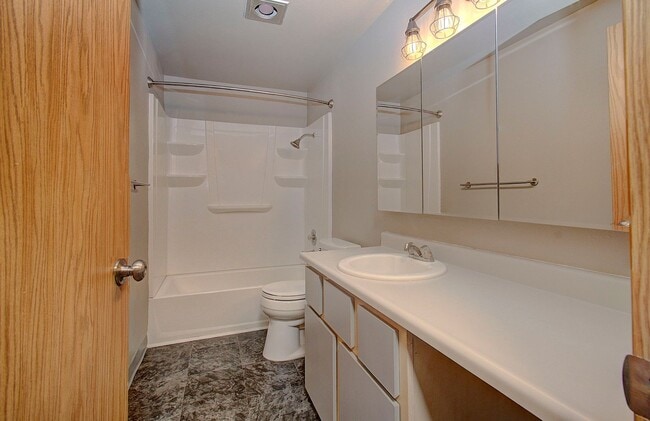 Building Photo - SALMON CREEK ~ WATERS EDGE CONDOS~ LARGE 2 Bd 2.5 Ba!