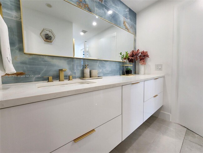 Building Photo - 3505 S Ocean Dr