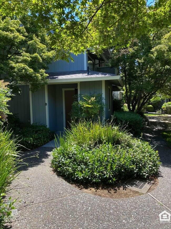 Building Photo - Townhouse in Desirable Location, Near Shopping, Bike Trails, Water & Garbage Included