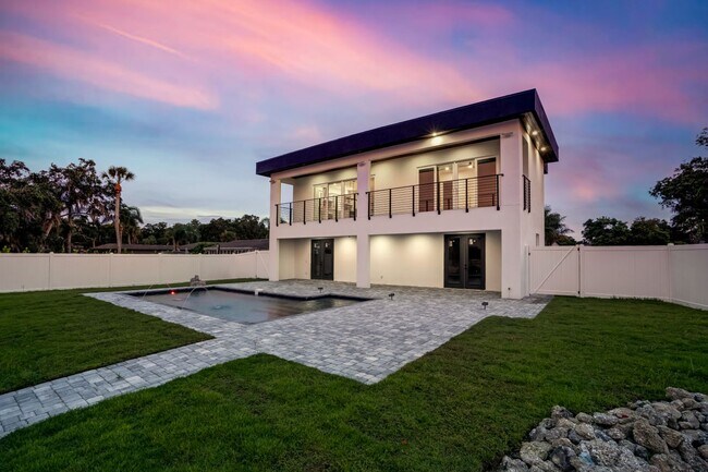 Building Photo - 5/3 Luxury Custom Home plus Boat dock, Pool and Stunning Views!!