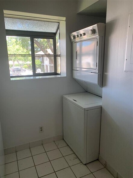 Building Photo - 511 Gardens Dr