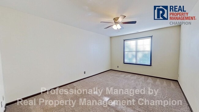 Building Photo - Beautiful Two Story Townhome with Lots of Storage!!