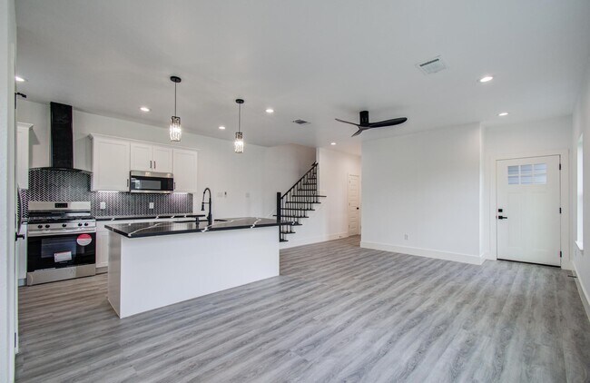 Building Photo - 6531 Rosemary Ln