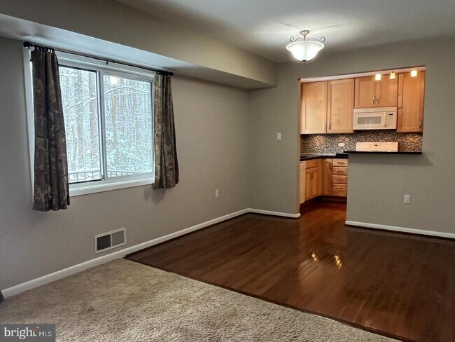 Building Photo - 10619 Weymouth St