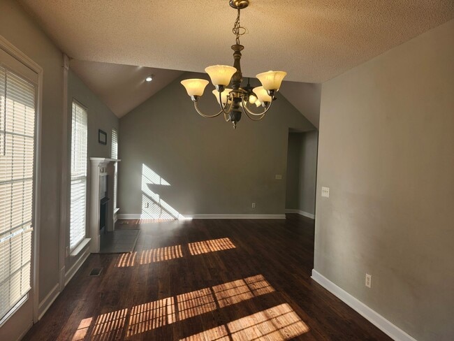 Building Photo - Spacious 4 Bedroom 3 bath in Hamilton on Hunter Subdivision