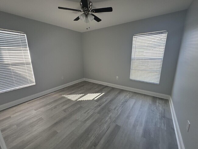 Building Photo - Charming 2-Bed, 2-Bath Retreat in Port Charlotte!