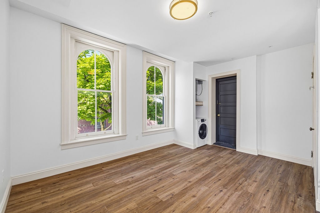 Unit 4 Living Room - 319 Connecticut St
